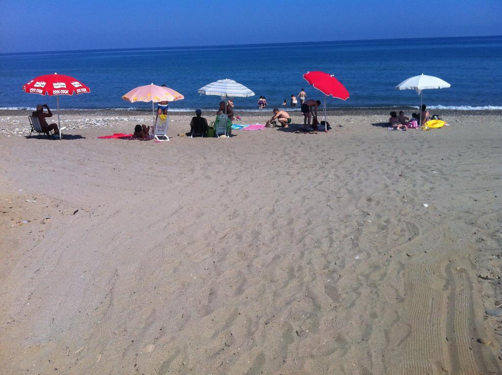 Paradise Beach Camera Mansardata Vicino Cefalu Piscina Aperta Campofelice Di Roccella Luaran gambar