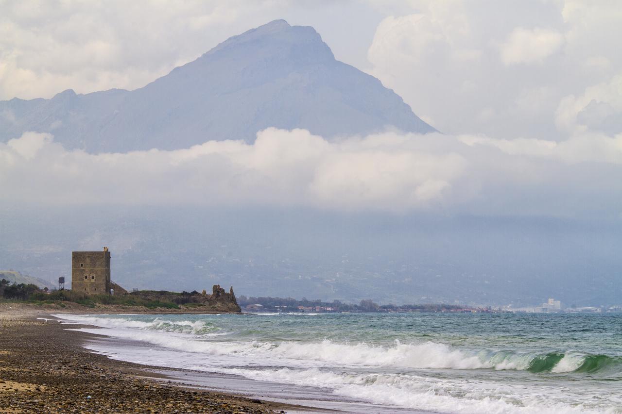 Paradise Beach Camera Mansardata Vicino Cefalu Piscina Aperta Campofelice Di Roccella Luaran gambar